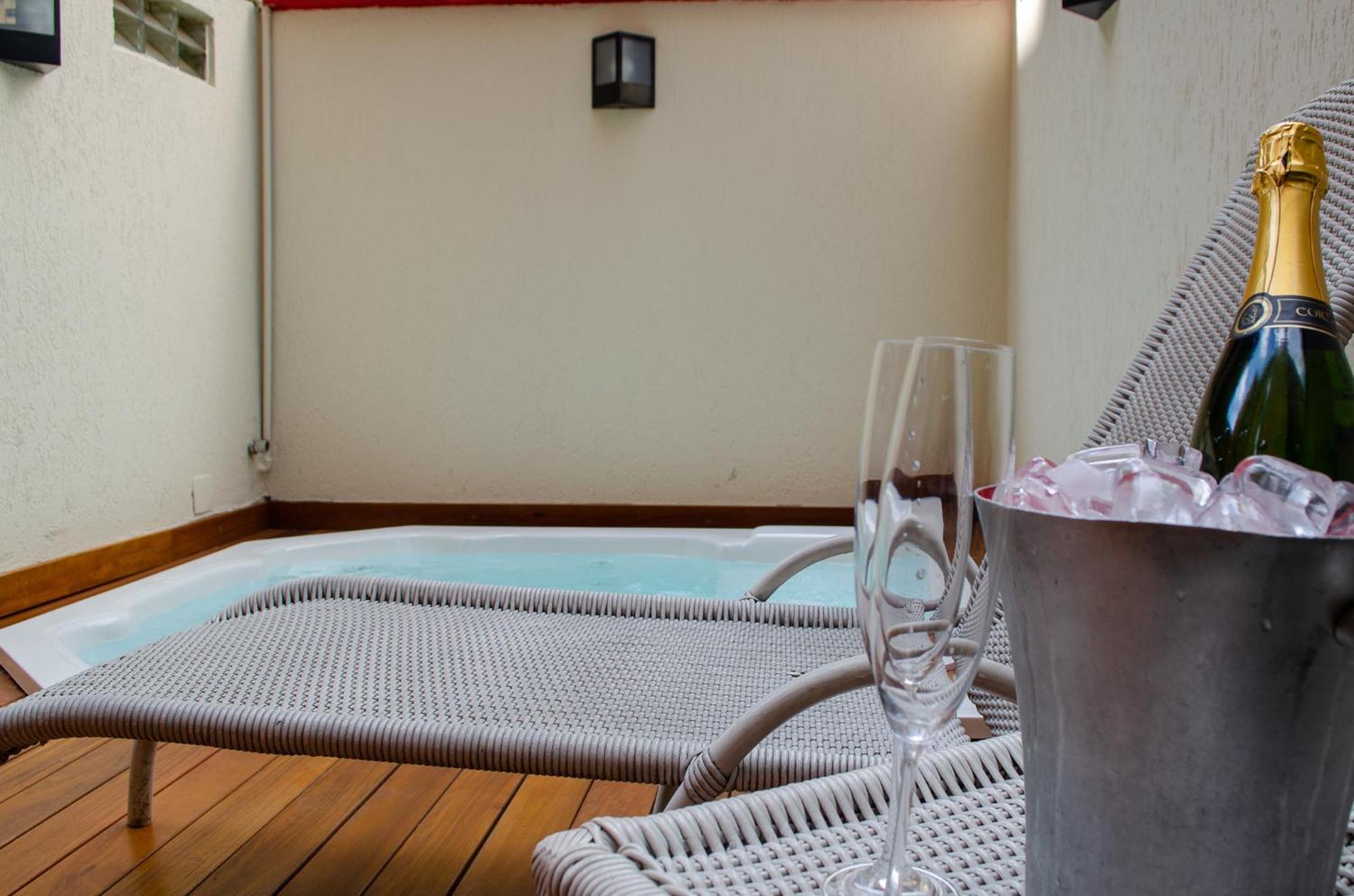 Royal Boutique Savassi Hotel Belo Horizonte Exterior photo A private hot tub at a hotel